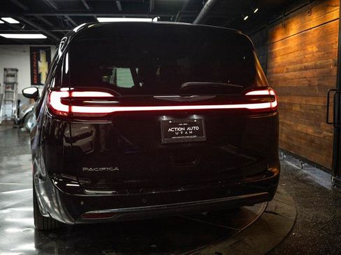 Used 2025 Chrysler Pacifica Select FWD image 6