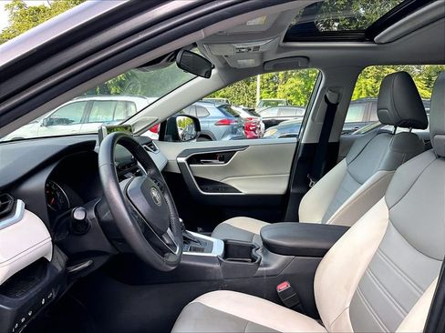 Used 2022 Toyota RAV4 XLE Premium AWD/4WD image 4