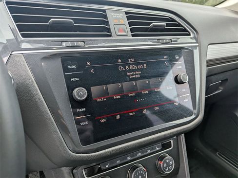 Used 2024 Volkswagen Tiguan SE image 17