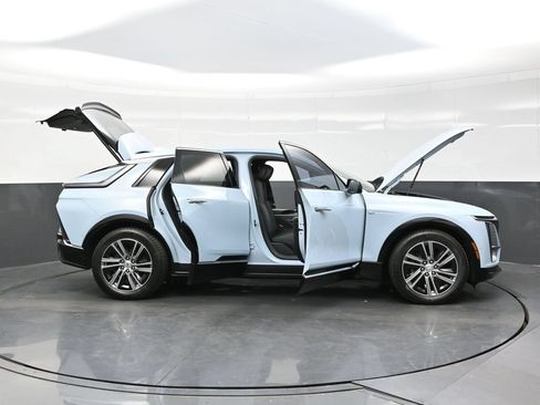 Certified 2024 Cadillac Lyriq Luxury AWD/4WD image 46