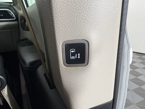 Used 2022 Chrysler Pacifica Touring-L FWD image 41