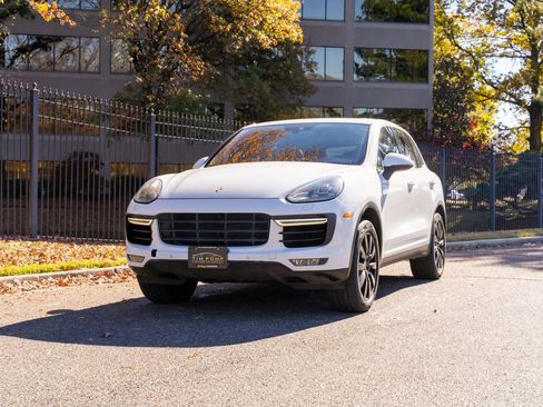 Used 2015 Porsche Cayenne Turbo image 3