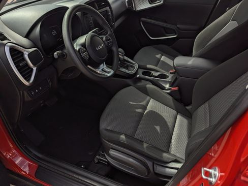 Used 2024 Kia Soul LX w/ Option Group 015 FWD image 9