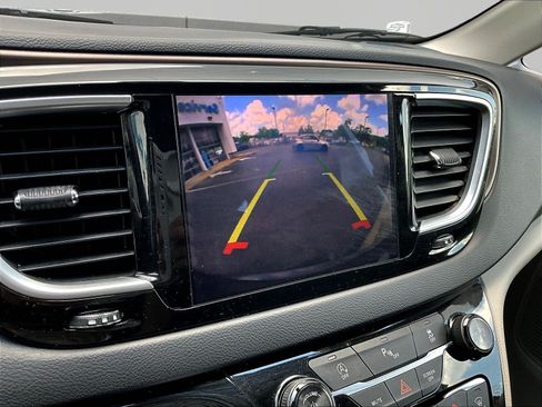 Used 2018 Chrysler Pacifica Touring-L Plus FWD image 14