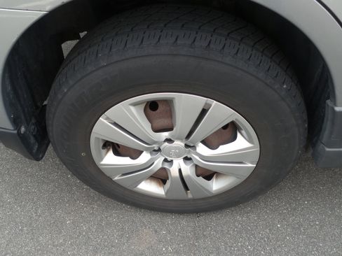 Used 2010 Subaru Outback 2.5i image 31