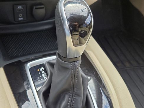 Used 2017 Nissan Rogue SV image 27