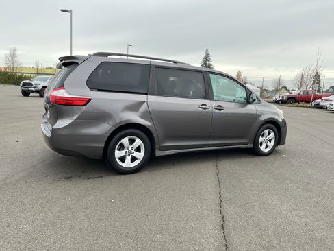 Used 2019 Toyota Sienna LE image 6