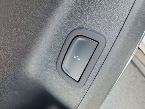 Used 2024 Chevrolet Traverse RS FWD image 18