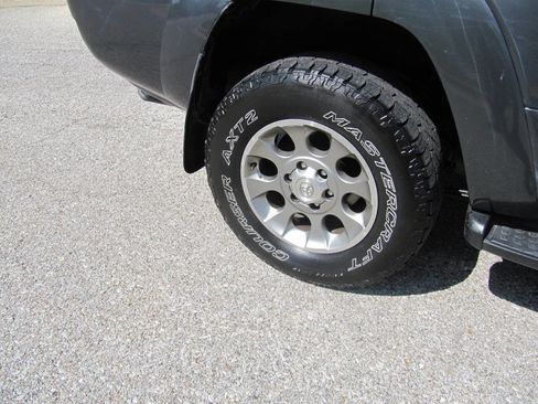 Used 2005 Toyota 4Runner Limited AWD/4WD image 10