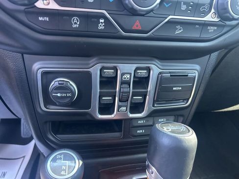 Used 2018 Jeep Wrangler Unlimited Sahara AWD/4WD image 23