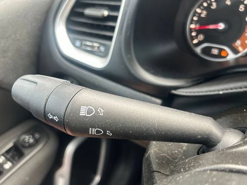 Used 2020 Jeep Renegade Latitude FWD image 25