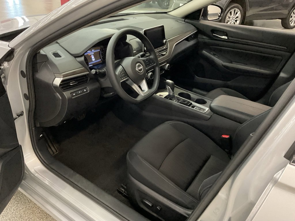 Used 2025 Nissan Altima 2.5 SV AWD/4WD image 10