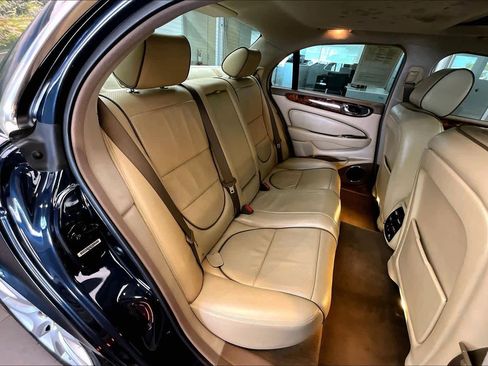 Used 2008 Jaguar XJ8 image 18