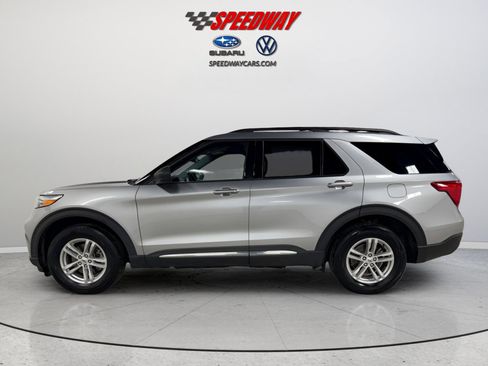 Used 2023 Ford Explorer XLT image 4