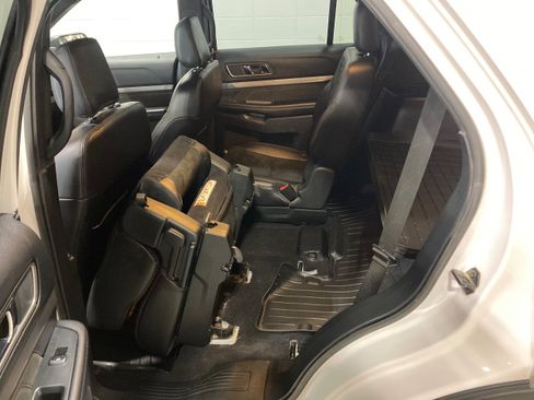Used 2019 Ford Explorer XLT w/ Equipment Group 202A AWD/4WD image 18