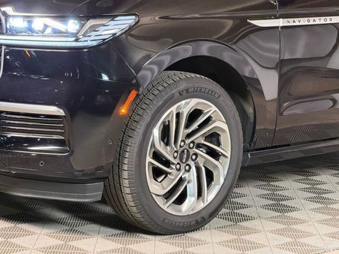 Used 2025 Lincoln Navigator Reserve AWD/4WD image 4