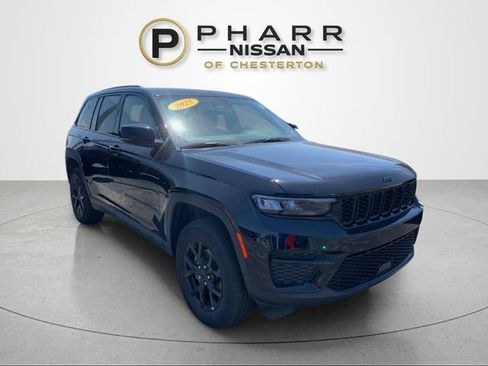 Used 2025 Jeep Grand Cherokee Altitude AWD/4WD image 5