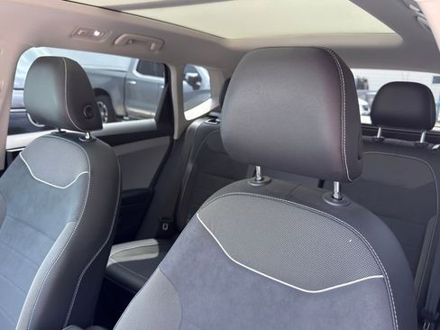 Used 2023 Volkswagen Taos SE w/ Panoramic Sunroof Package FWD image 12