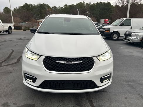 Used 2025 Chrysler Pacifica Select image 2