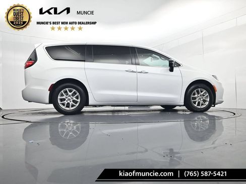 Used 2025 Chrysler Pacifica Select FWD image 40