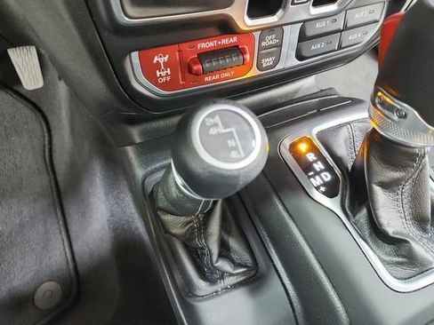 Used 2025 Jeep Wrangler Unlimited Rubicon image 25