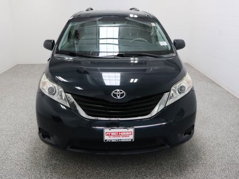 Used 2011 Toyota Sienna LE image 3