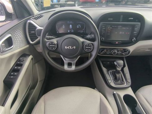 Used 2023 Kia Soul LX w/ LX Technology Package image 17