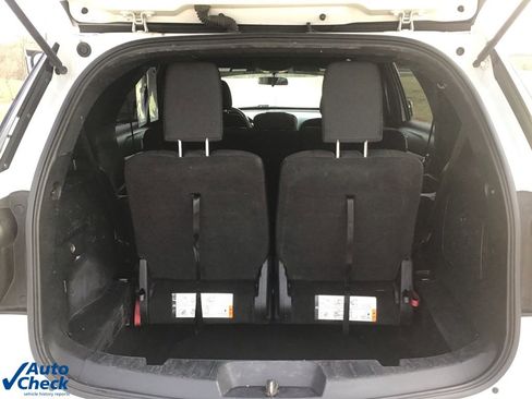 Used 2017 Ford Explorer XLT image 6