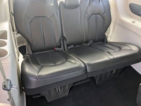 Used 2024 Chrysler Pacifica Touring-L image 20