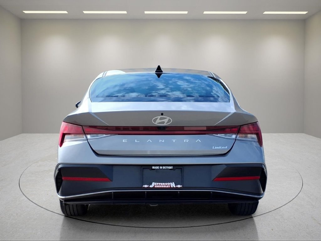 Used 2025 Hyundai Elantra Limited FWD image 5
