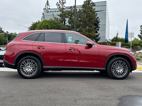 New 2025 Mercedes-Benz GLC 300 4MATIC image 2