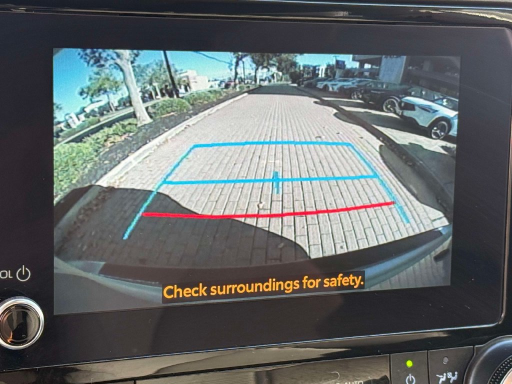 Used 2025 Toyota Highlander LE FWD image 21