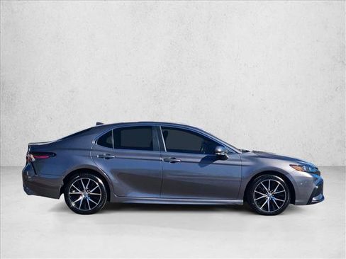 Used 2023 Toyota Camry SE image 4