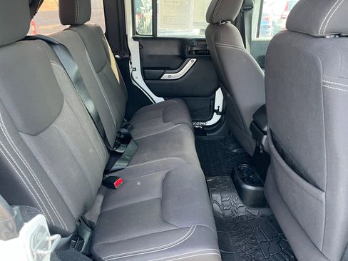 Used 2015 Jeep Wrangler Unlimited Rubicon w/ Connectivity Group image 13