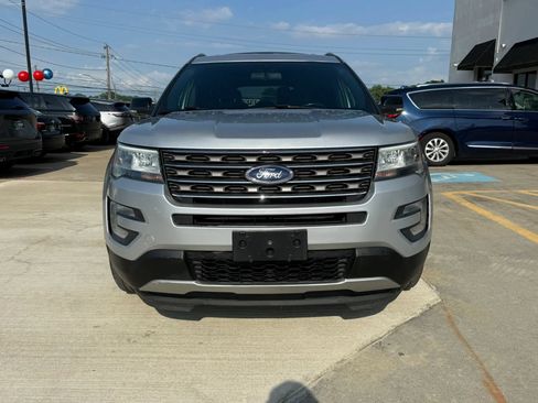 Used 2017 Ford Explorer XLT AWD/4WD image 4