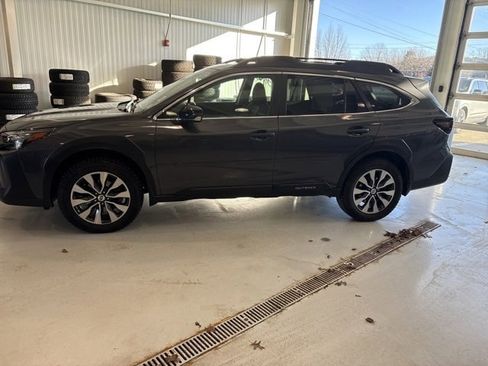 Used 2023 Subaru Outback Limited image 2