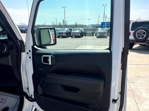 Used 2021 Jeep Wrangler Unlimited Sahara image 16