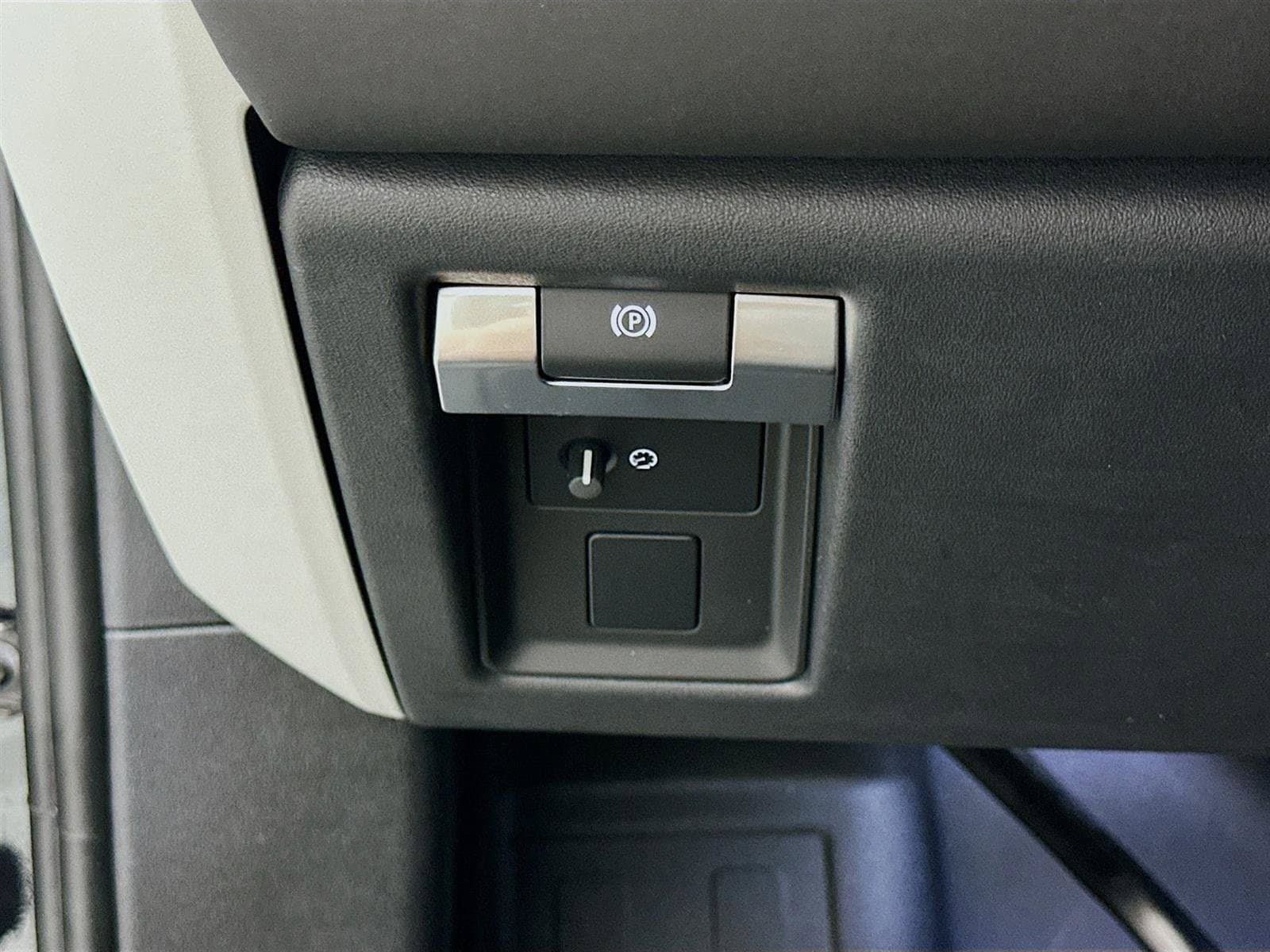 Used 2024 Land Rover Defender 110 S AWD/4WD image 10