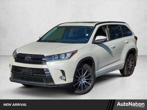 Used 2017 Toyota Highlander SE image 1