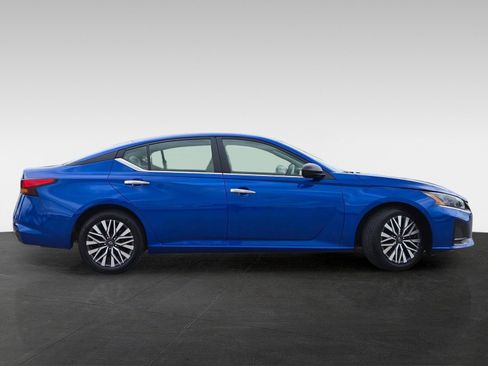 Used 2025 Nissan Altima 2.5 SV FWD image 3