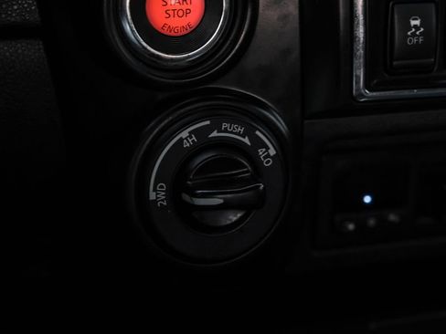 Used 2018 Nissan Titan SV w/ SV Convenience Package image 25