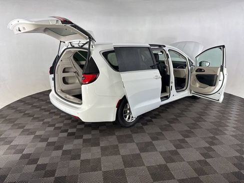 Used 2023 Chrysler Pacifica Touring-L FWD image 14