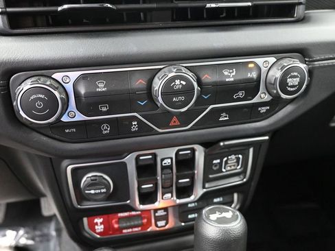 Used 2025 Jeep Wrangler Unlimited Rubicon AWD/4WD image 18