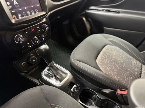 Used 2023 Jeep Renegade Latitude AWD/4WD image 18