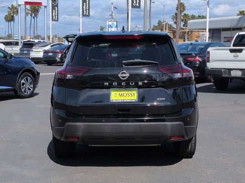 Certified 2025 Nissan Rogue SV image 9
