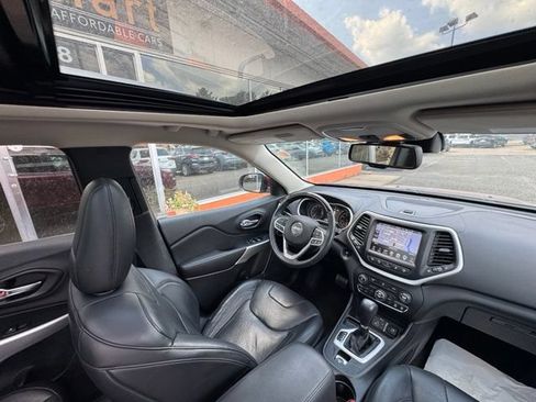Used 2017 Jeep Cherokee Overland w/ Technology Group FWD image 25