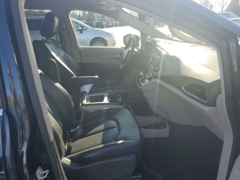 Used 2023 Chrysler Pacifica Touring-L image 11