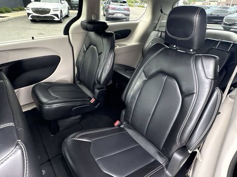 Used 2024 Chrysler Pacifica Touring-L FWD image 27