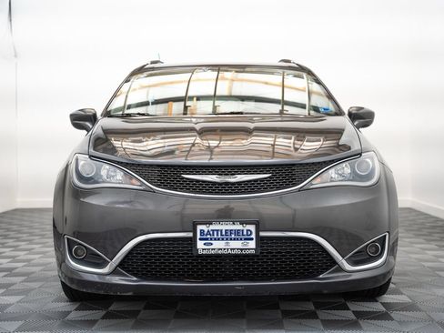 Used 2017 Chrysler Pacifica Touring-L Plus w/ Tire & Wheel Group FWD image 2