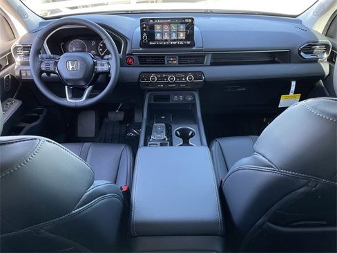 New 2025 Honda Pilot Touring image 11